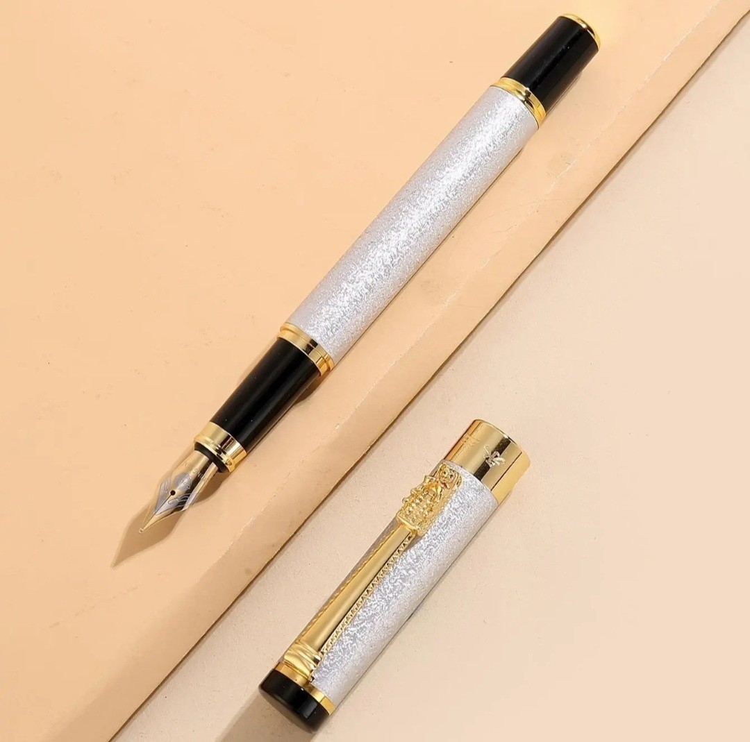قلم نافورة محمول باللون فضي1 قلم نافورة محمول باللون فضي1