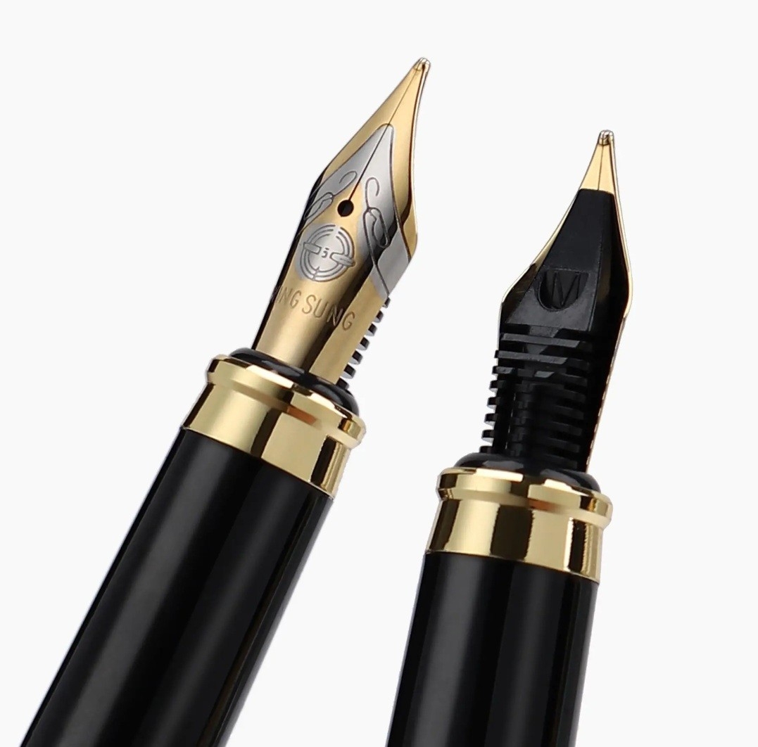 قلم نافورة محمول باللون فضي3 قلم نافورة محمول باللون فضي3