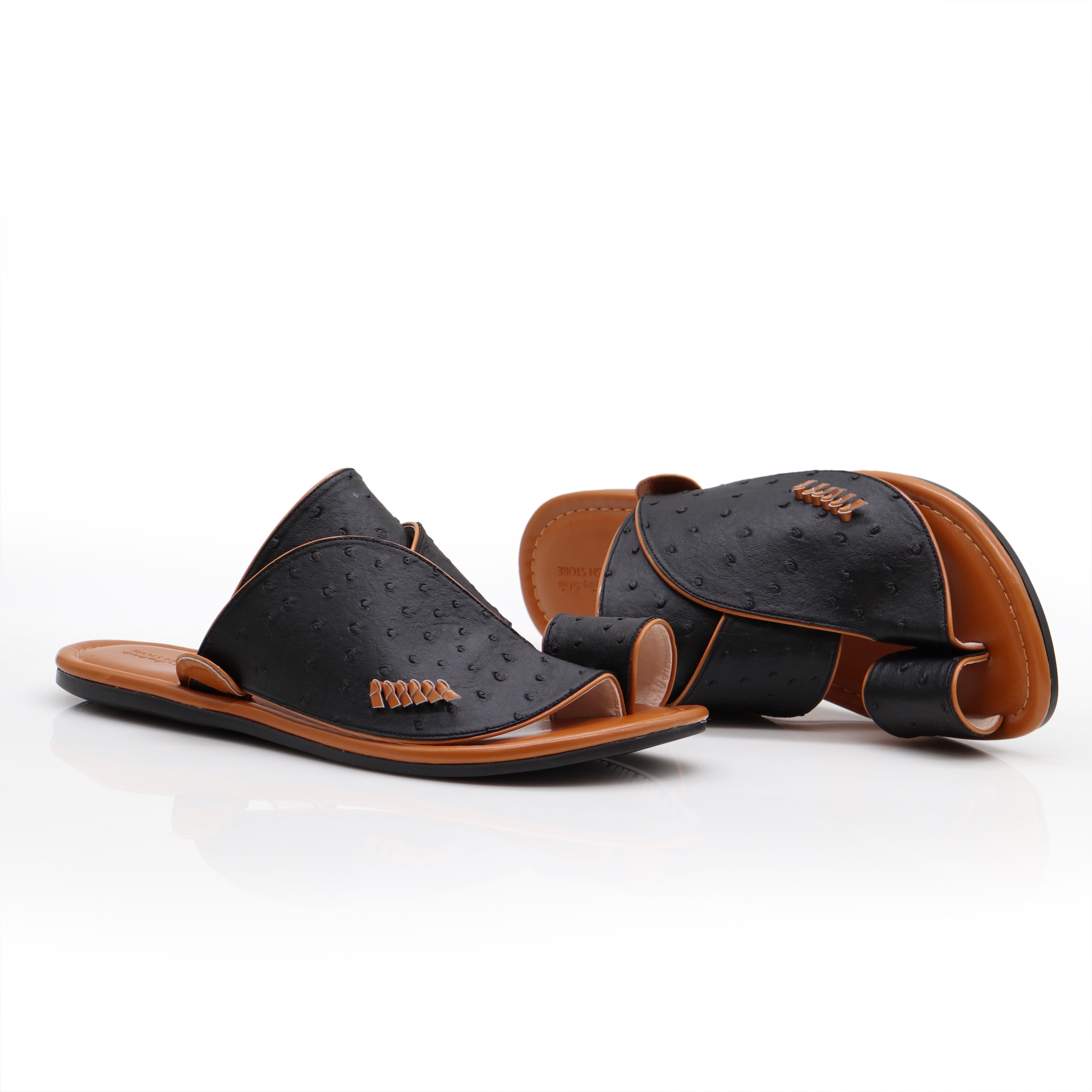 حذاء شرقي سادة بأصبع 2 حذاء شرقي سادة بأصبع 2