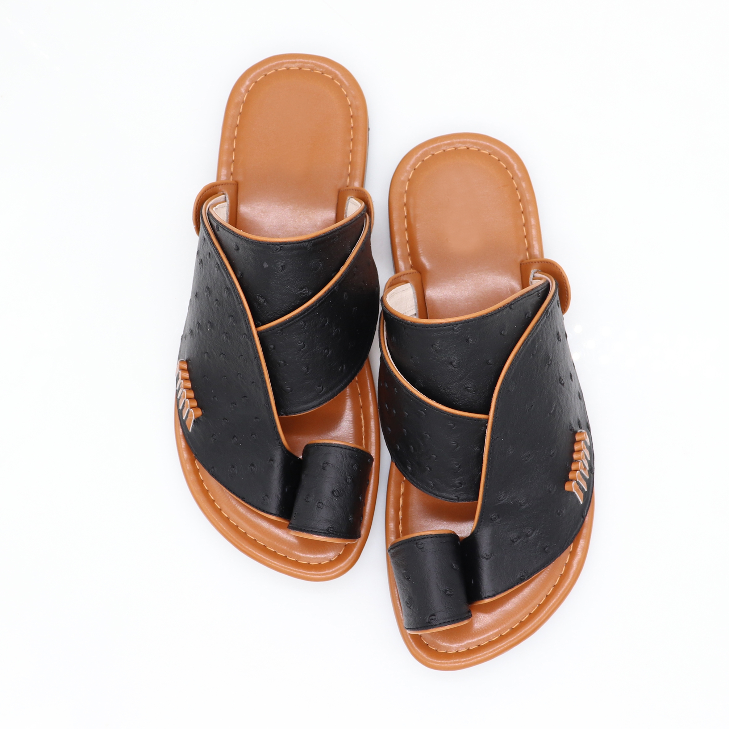 حذاء شرقي سادة بأصبع حذاء شرقي سادة بأصبع