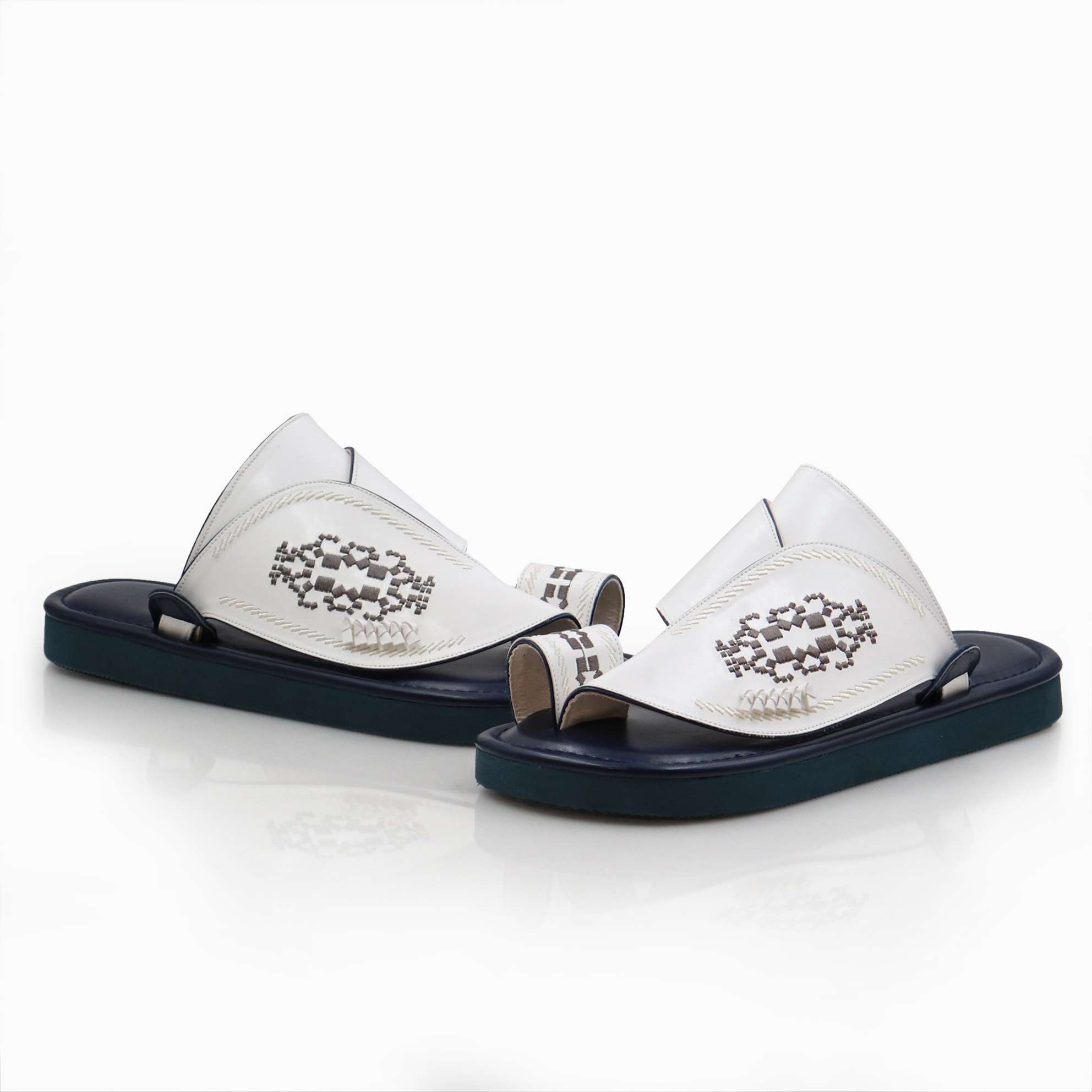 1حذاء شرقي مطرز فاخر 1حذاء شرقي مطرز فاخر