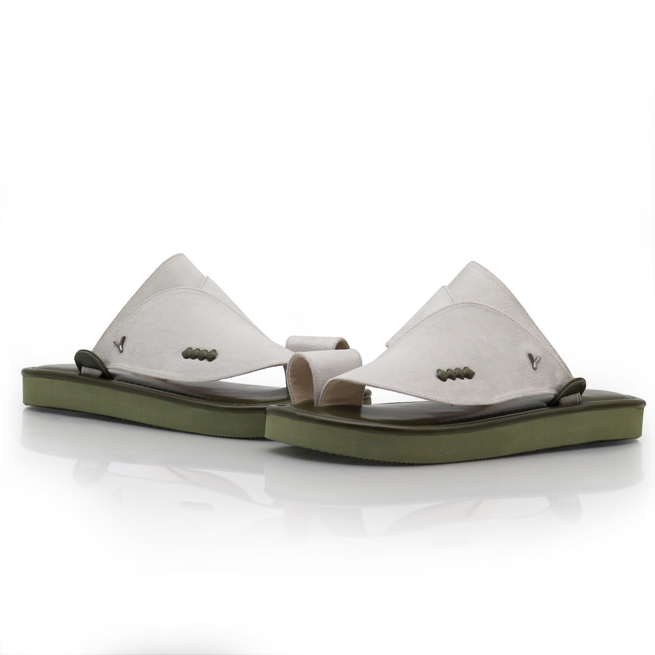 حذاء شرقي سادة ابيض بنعل زيتي حذاء شرقي سادة ابيض بنعل زيتي