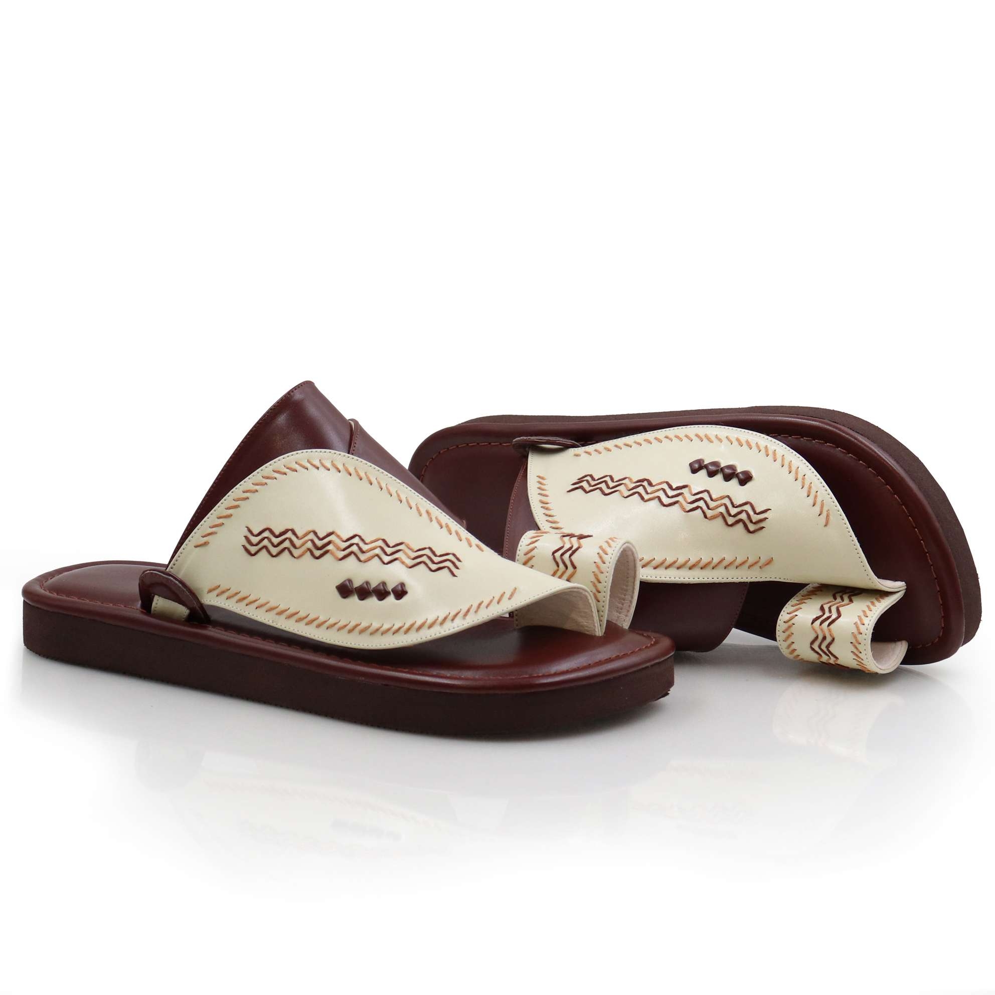 حذاء مطرز بني في بيج2 حذاء مطرز بني في بيج2