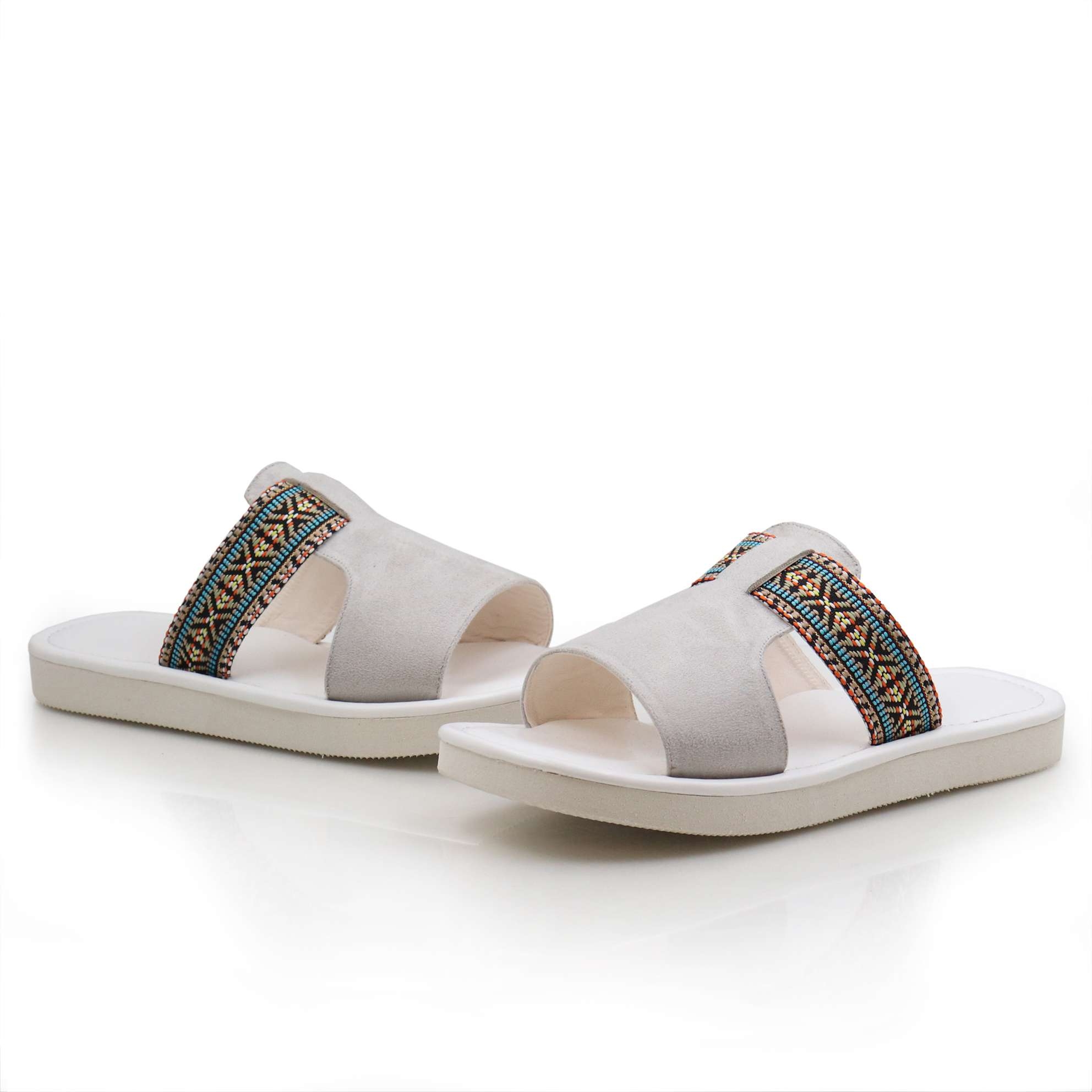 حذاء شرقي باللون الأبيض حذاء شرقي باللون الأبيض