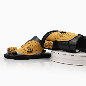 احذية شرقية مطرزةاسودمع اصفر1 احذية شرقية مطرزةاسودمع اصفر1