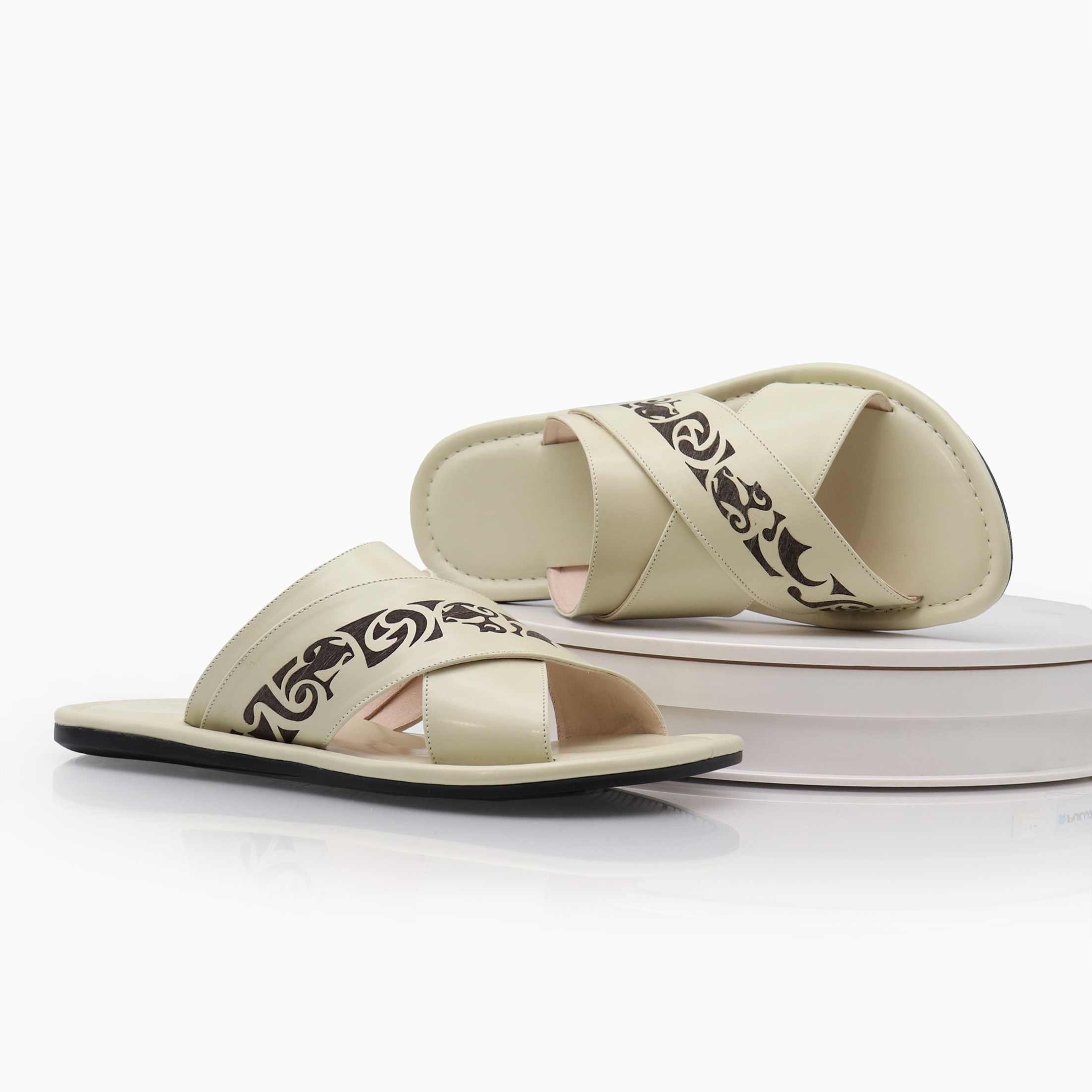 حذاء شرقي ابيض حذاء شرقي ابيض