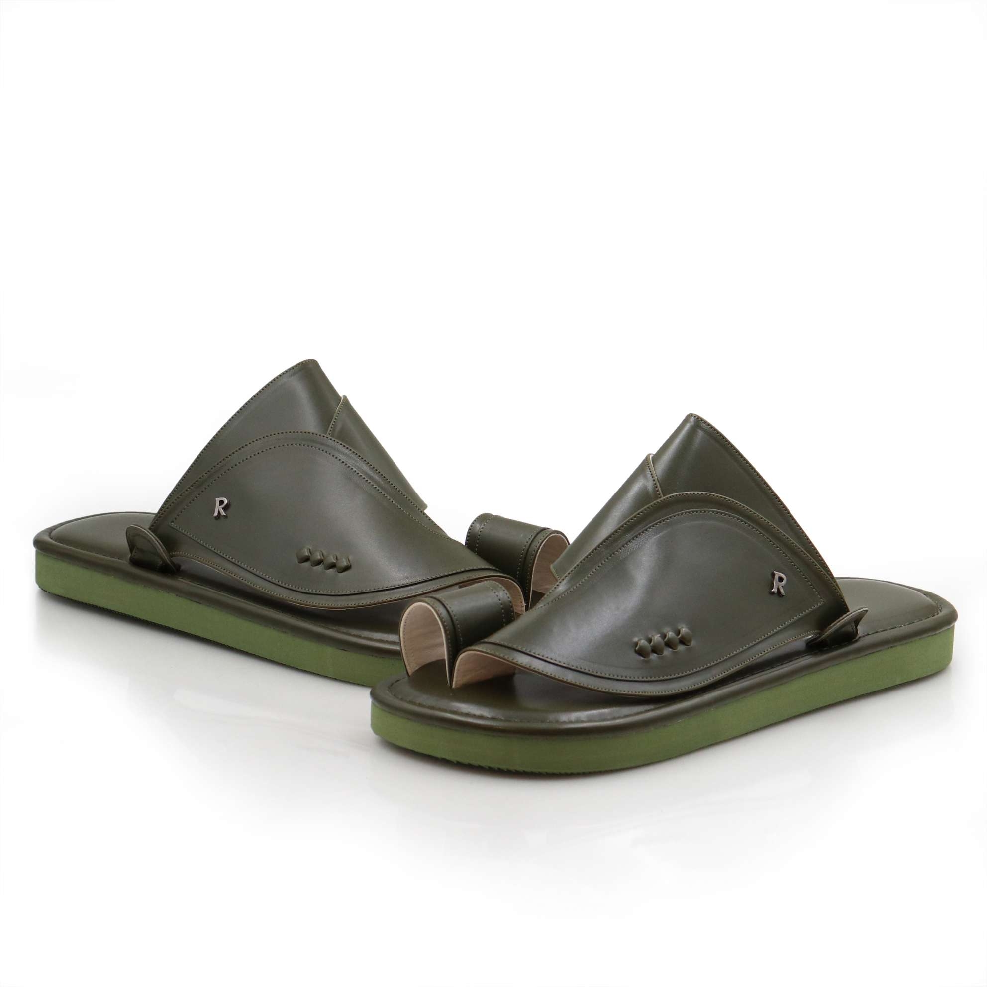 حذاء شرقي رصاصي بنعل أخضر حذاء شرقي رصاصي بنعل أخضر