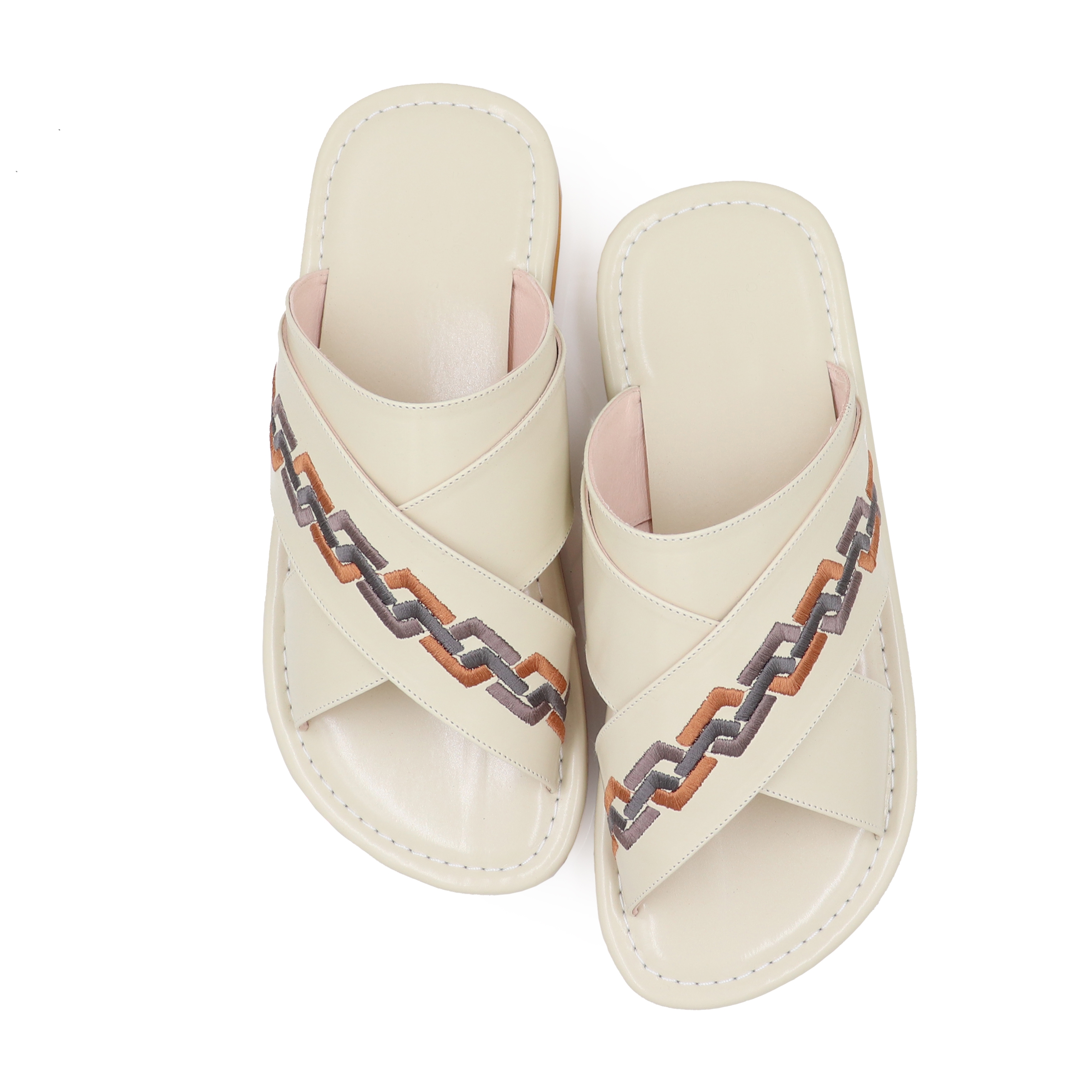 حذاء شرقي أبيض مطرز حذاء شرقي أبيض مطرز