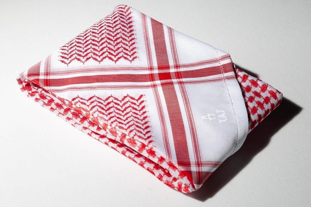 شماغ قطن عالي الجودة مخطط بلون بالاحمر 4 شماغ قطن عالي الجودة مخطط بلون بالاحمر 4