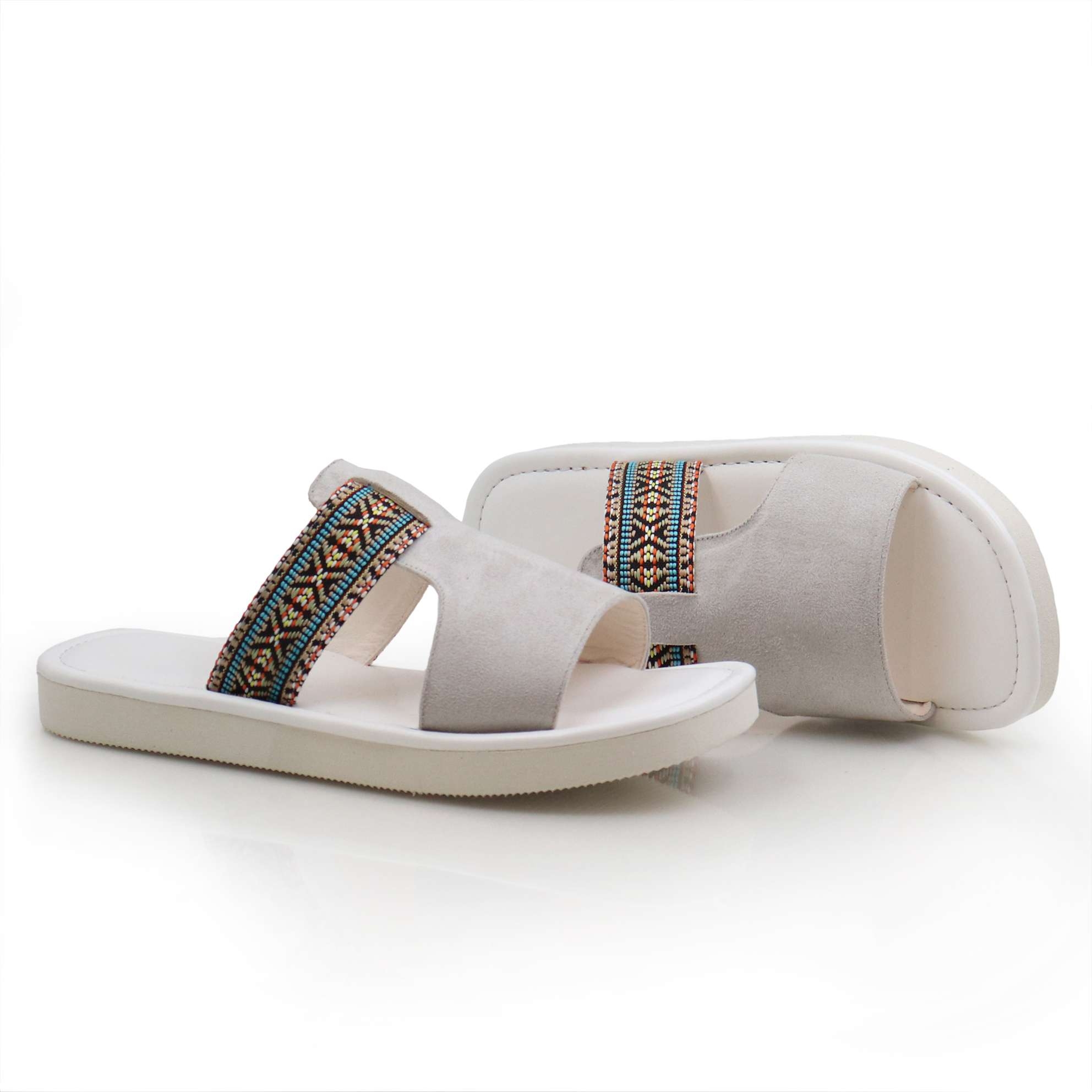 حذاء شرقي باللون الأبيض 1 حذاء شرقي باللون الأبيض 1